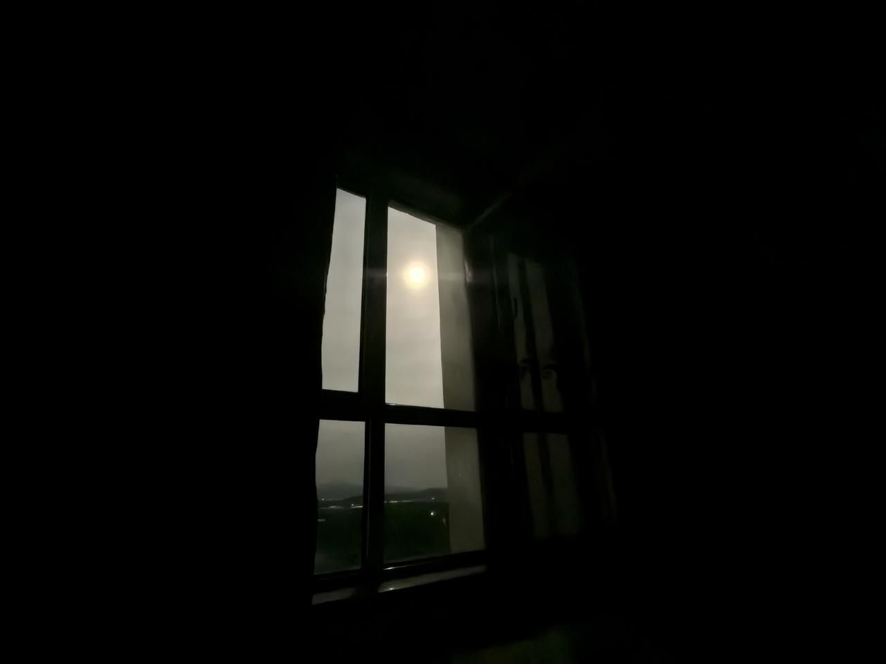23:47，关灯睡觉，却感觉还有一盏明晃晃的灯，原来是窗外明月。晒图笔记大赛随手