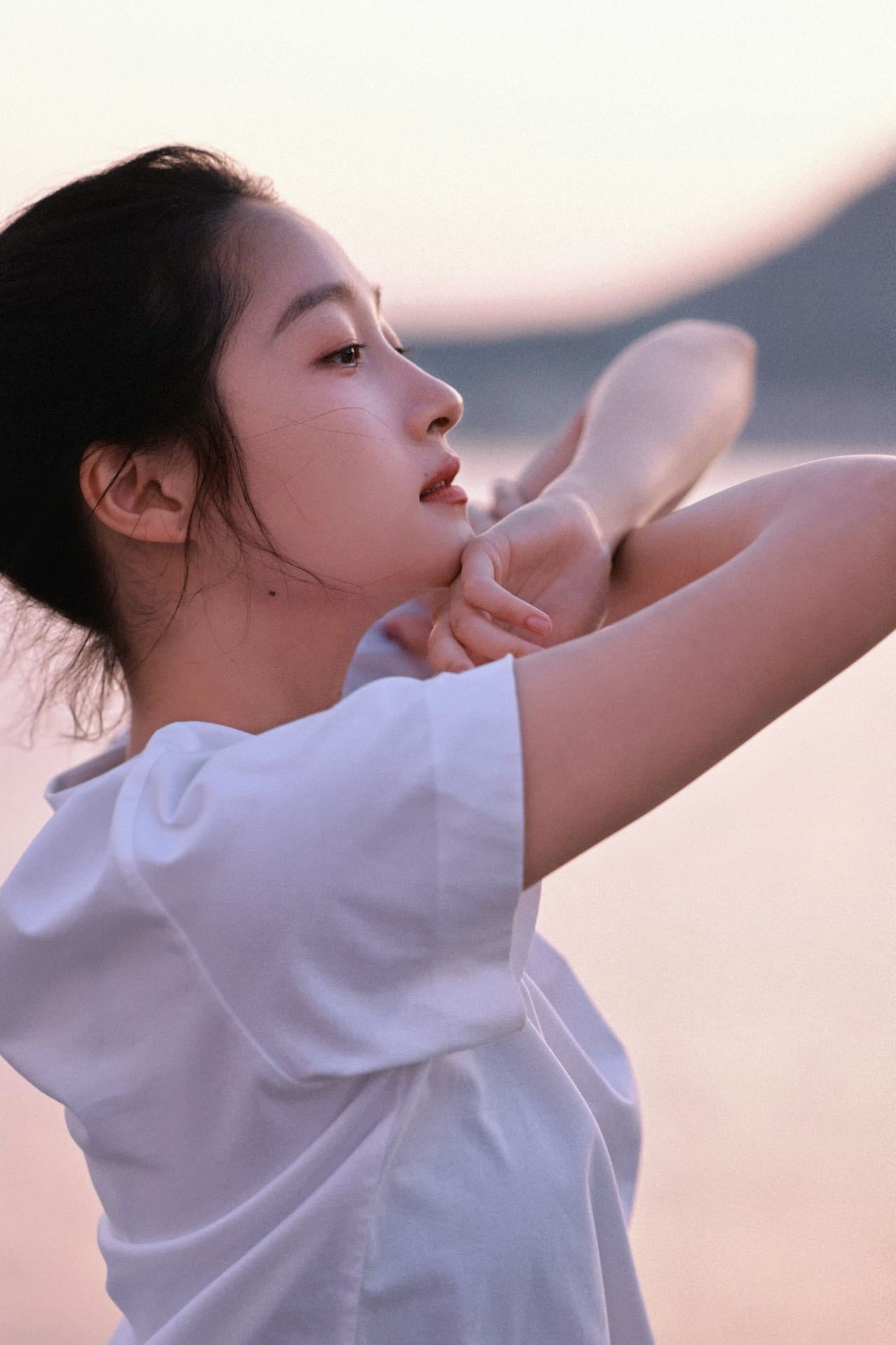 关晓彤发绝美夕阳 关晓彤拥抱绝美夕阳，夕阳的余晖洒在她的脸上，好动人。关晓彤分享