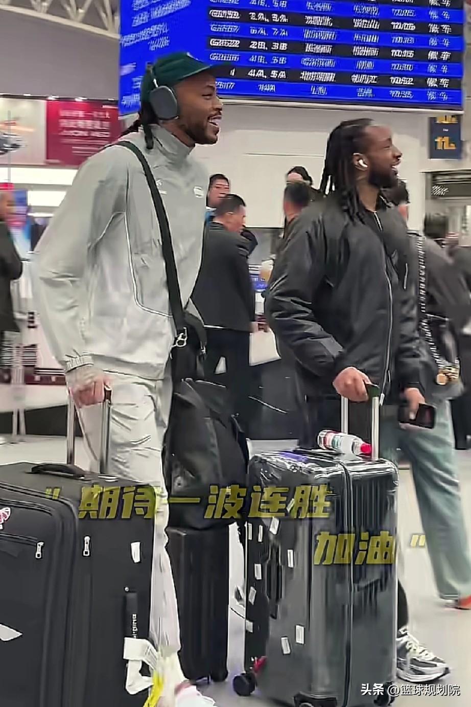 全员放松！辽宁男篮前往长春！

辽宁男篮接下来将迎来三连客，首战对阵吉林，球队在