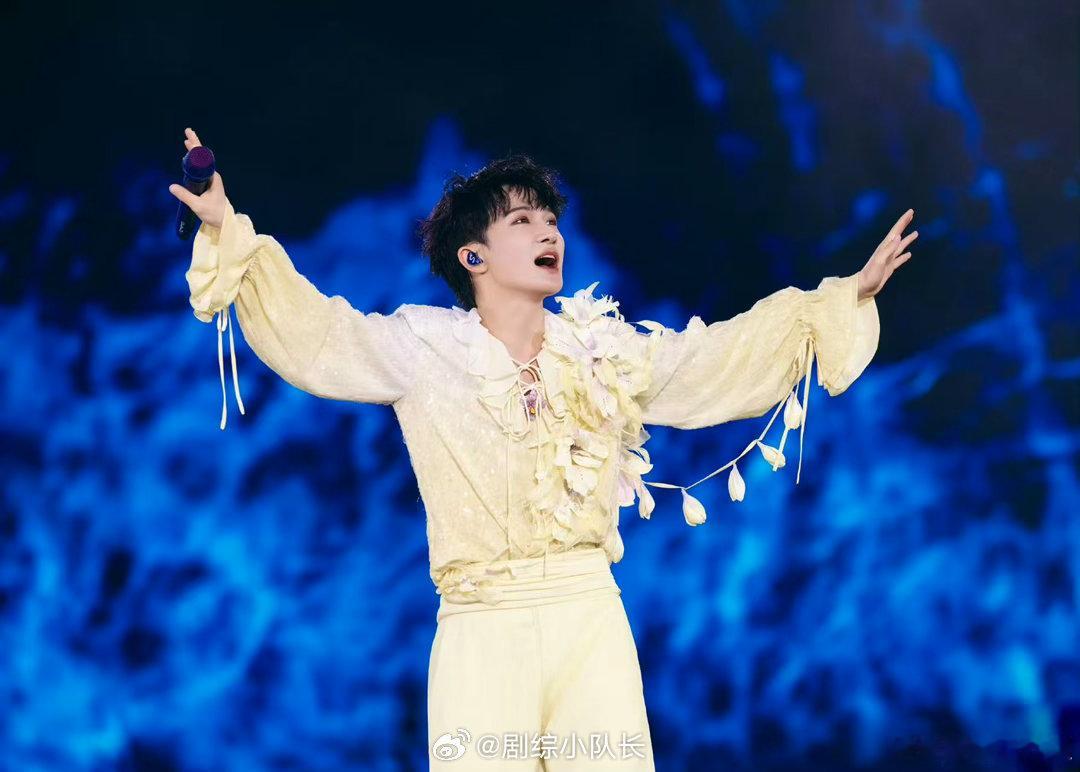 风一吹周深仙气就藏不住了周深的披风连夜缝了扣子 周深这套造型的垫肩很关键。没有垫