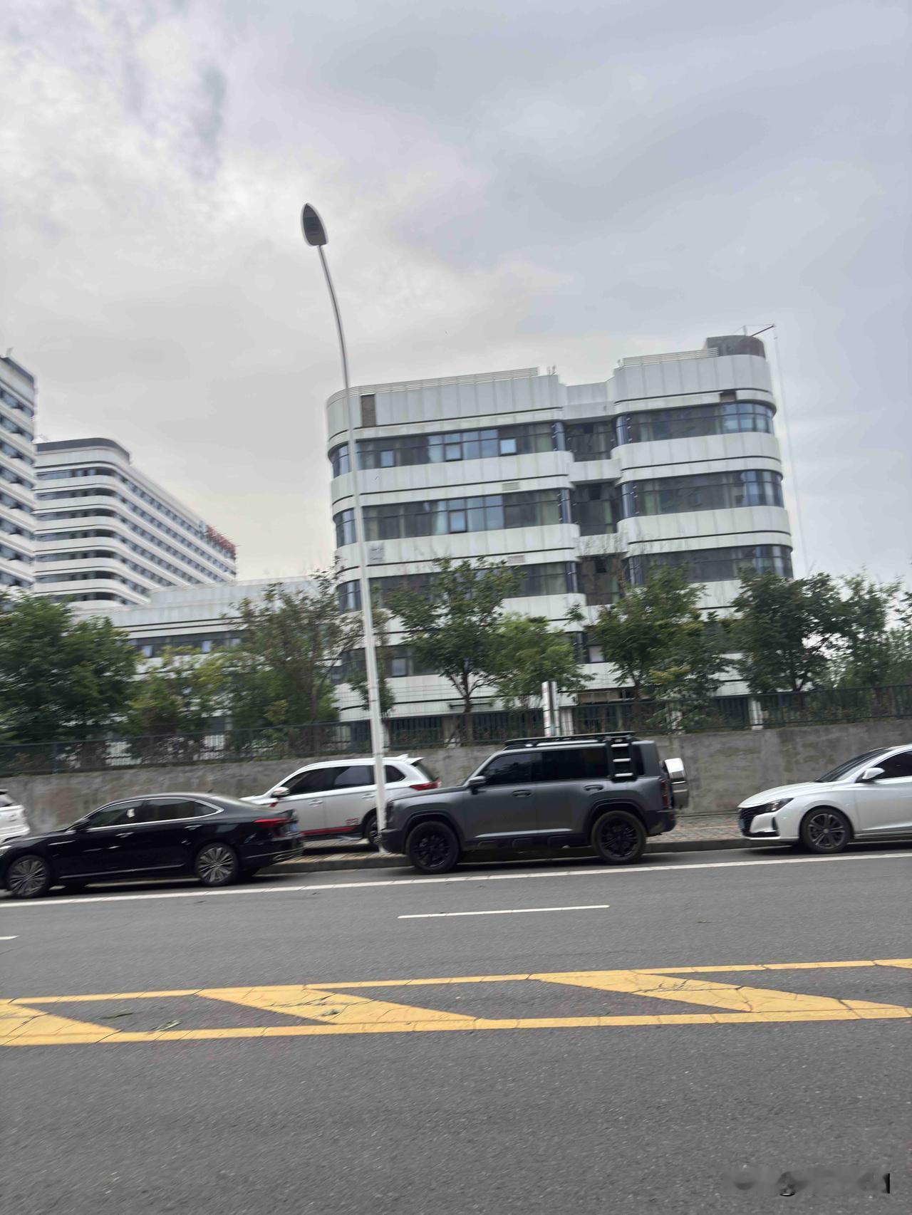 西安灞桥新岛路这个前海人寿西安医院，面积看着不小，里面不知道装修的怎么样了，这个