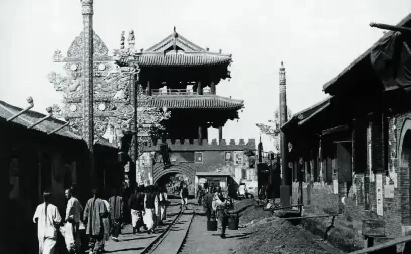 1943年，飞贼尤鹞子盗走了日军108块金表，日军大怒，出动了800多人全城大搜