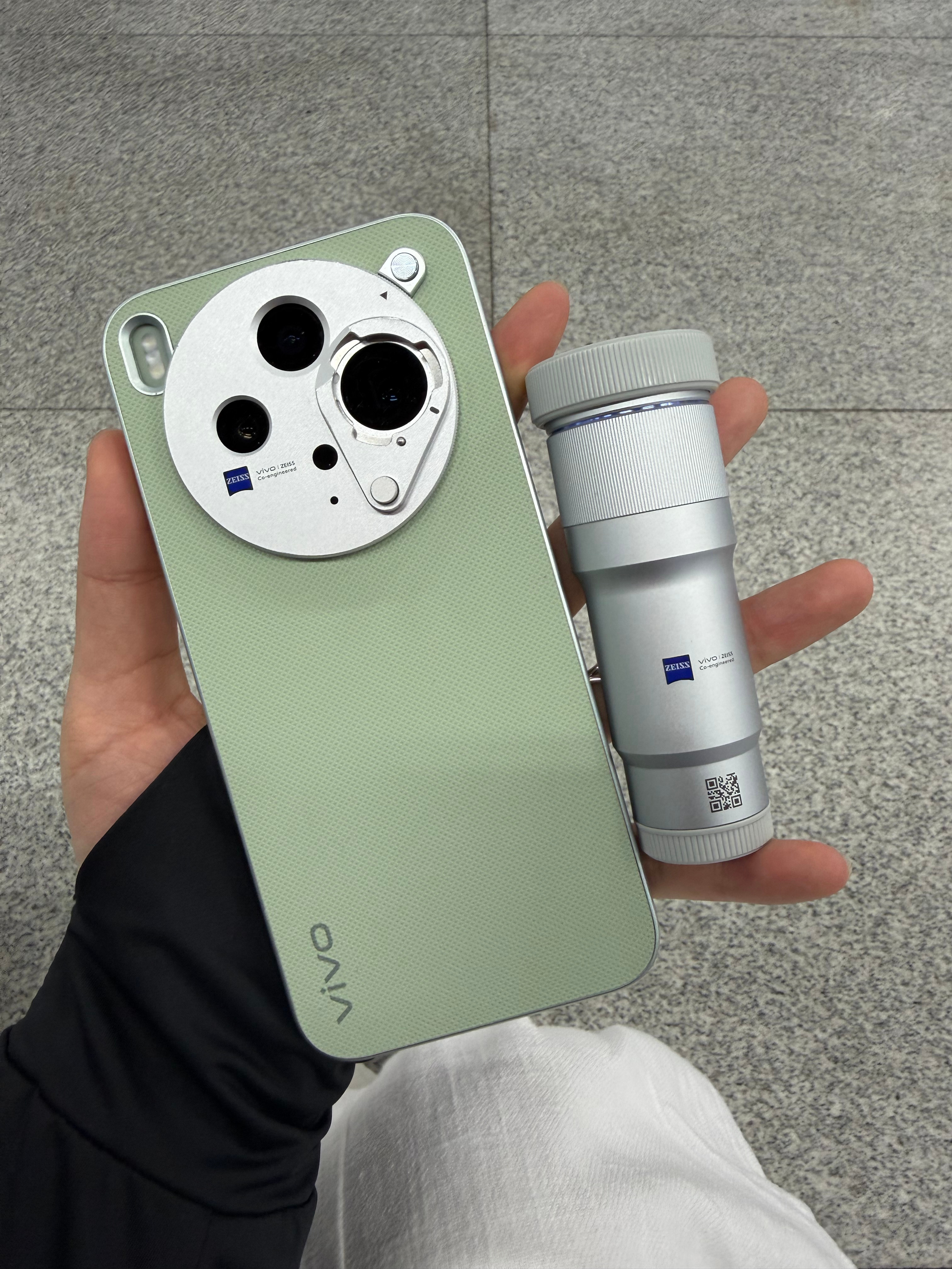 综合体验真的直接冲vivo X300s超能小V单影像玩法多样，机身还便捷加上20