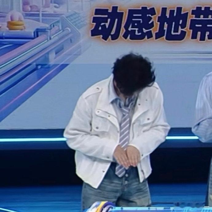 严浩翔色差check严浩翔双手色差对比严浩翔手部色差实测上线，两手肤色反差一目了