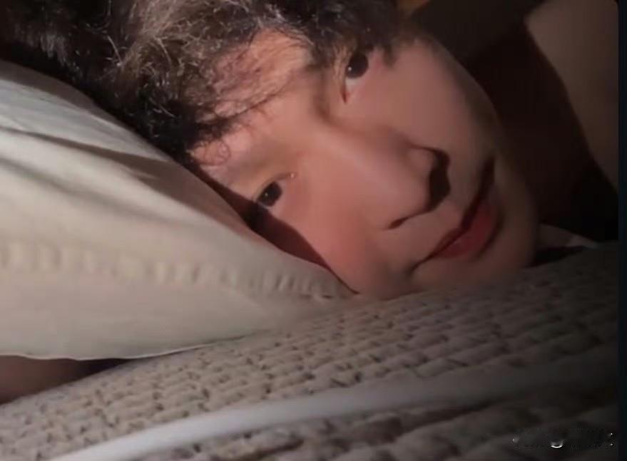 张艺兴凌晨穿睡衣直播哄睡，粉丝一半喊甜一半心疼，这届偶像不好当
 
凌晨的手机屏