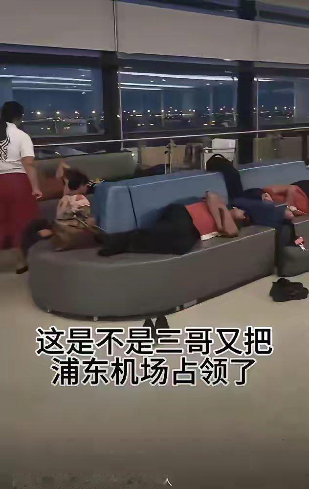 最近印度游客来中国“穷游”的事，真是让人开了眼。

自带干粮、席地而睡、能省则省