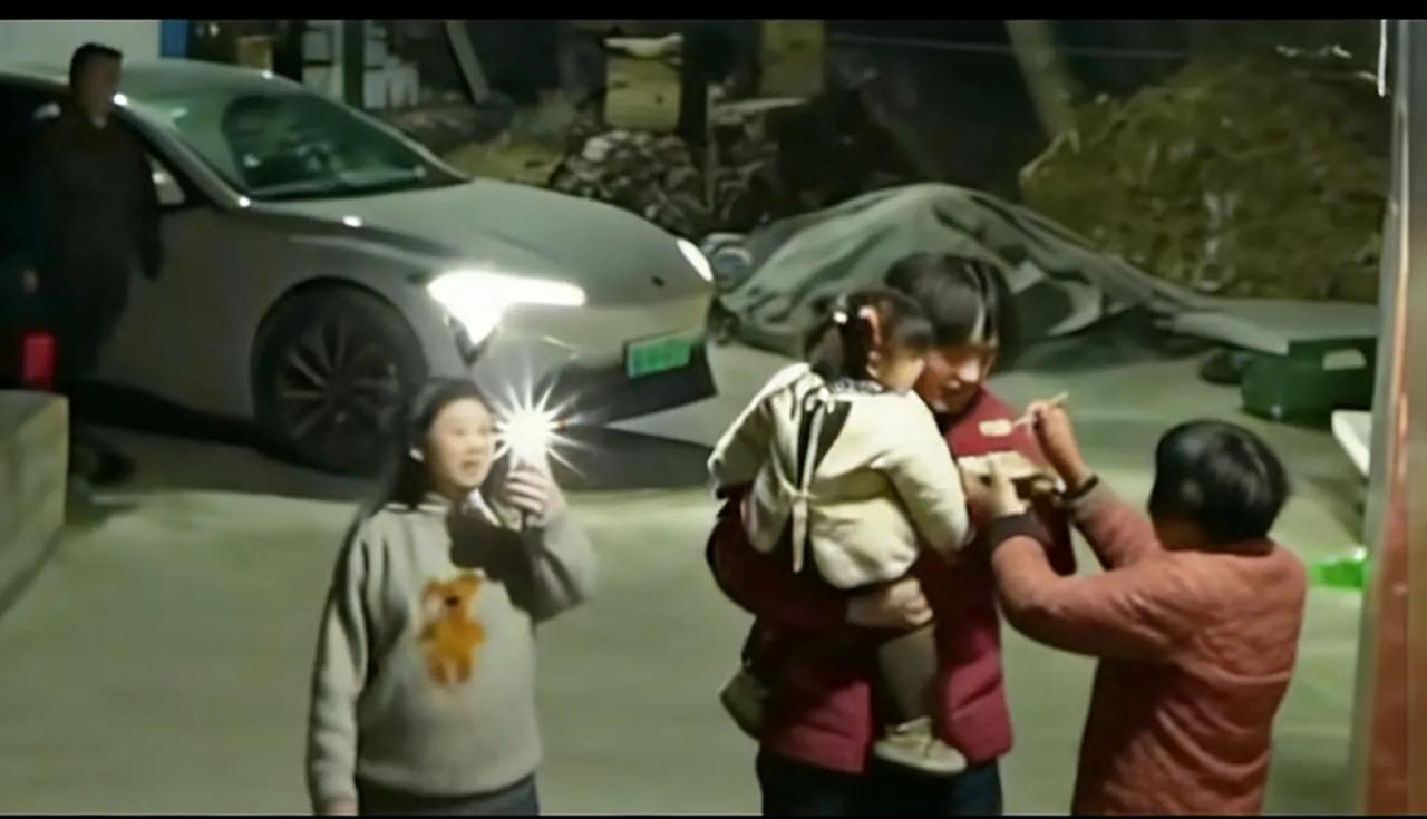 男子驱车十多个小时回家，刚下车就被妈妈喂饺，画面温暖全网
 2026年2月10日