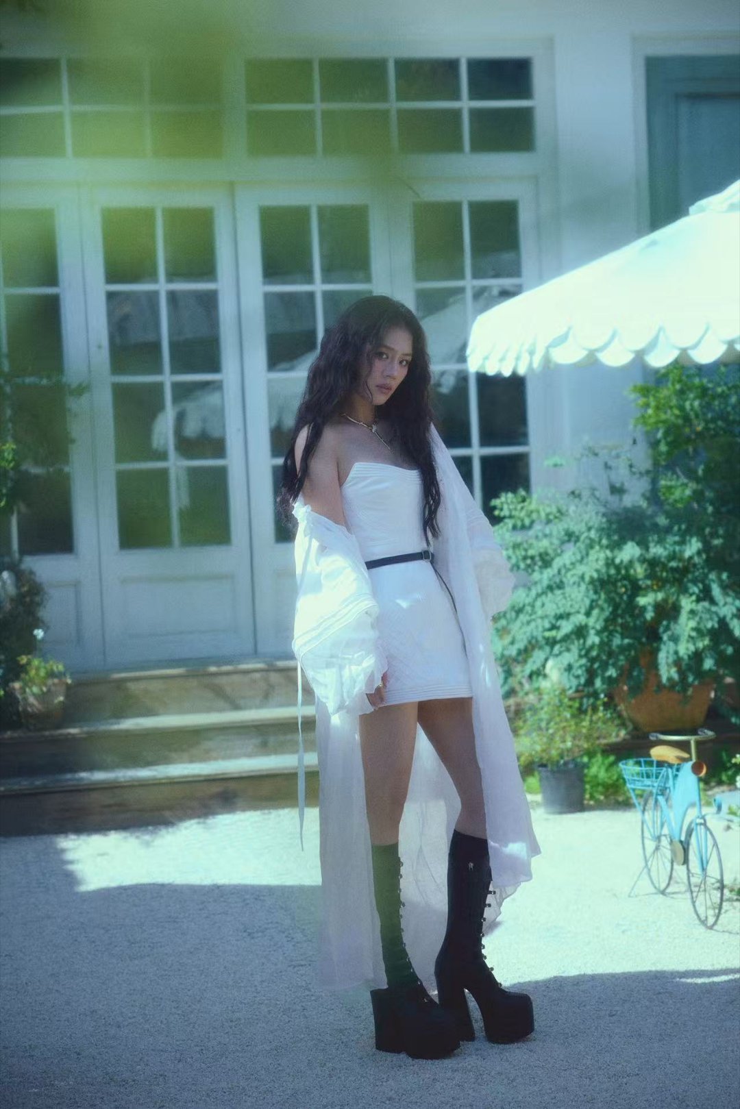 马思纯白色纱裙 白色纱裙加治愈笑容等于什么，等于马思纯这组神图。她笑起来眼睛弯弯