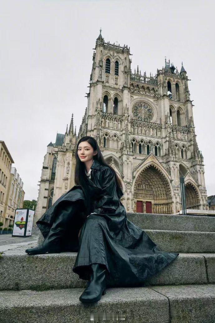 林允 我的电子旅游搭子  旅行中的林允，总是能发现不一样的美。她的分享让我感受到