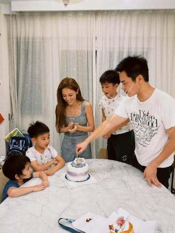 陈凯琳生日晒全家合照陈凯琳生日晒夫妻合照 陈凯琳生日晒了和老公还有全家的庆生合照