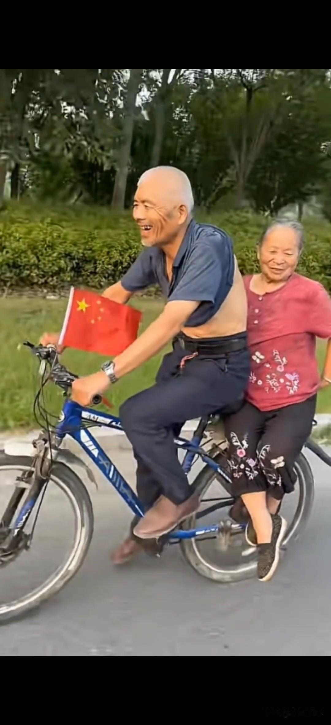 我被一位网友发布的短视频感动到了。一位老哥大约有七十二、三岁了，骑着一辆山地自行