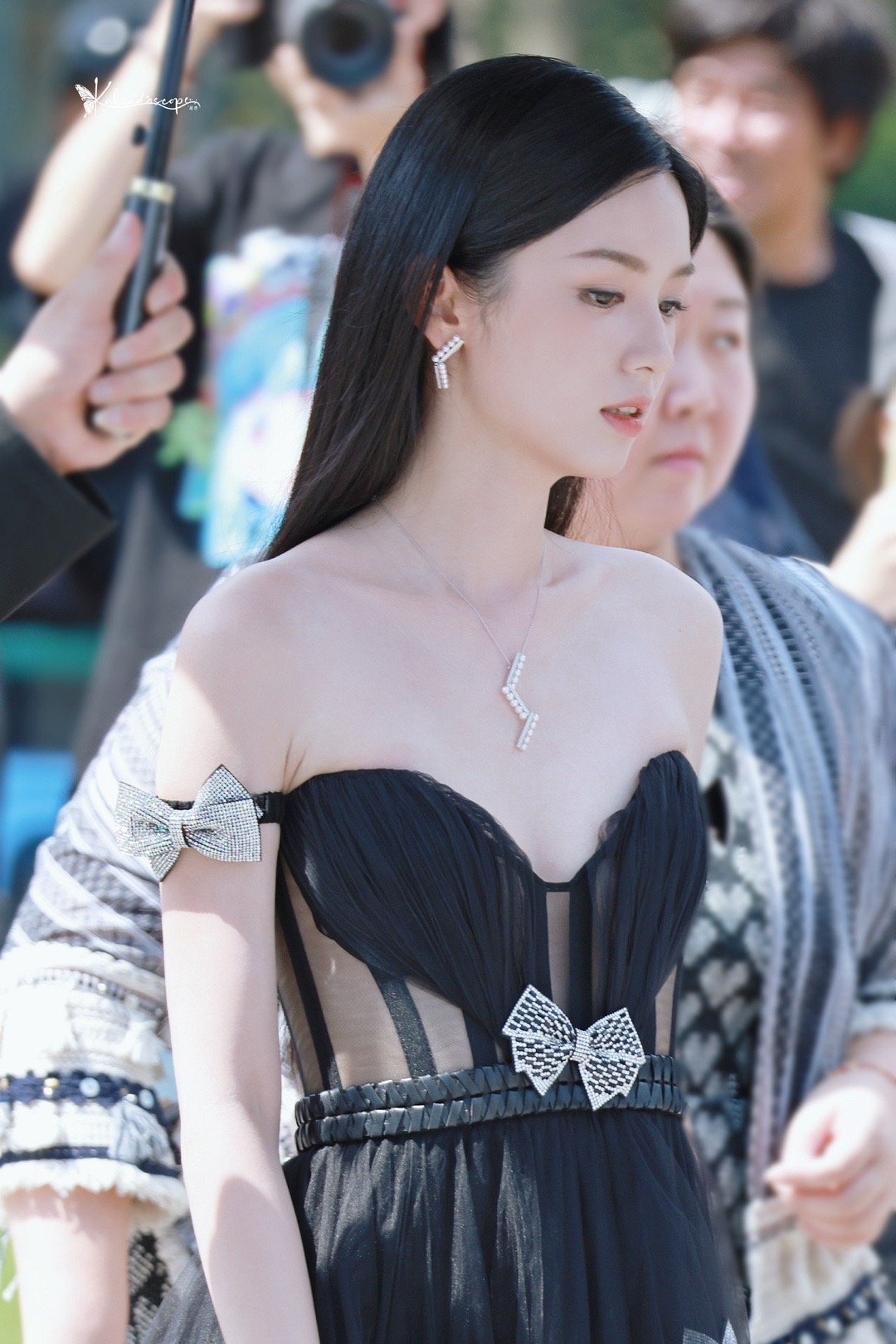 #周也冷艳黑天鹅造型# 蝴蝶结黑裙俏皮加倍！也子肩颈线美疯，黑天鹅降临啦[爱慕]