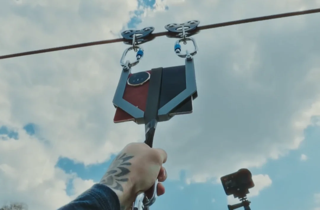 折叠屏，被拿去挂滑索了，荣耀玩的真狠