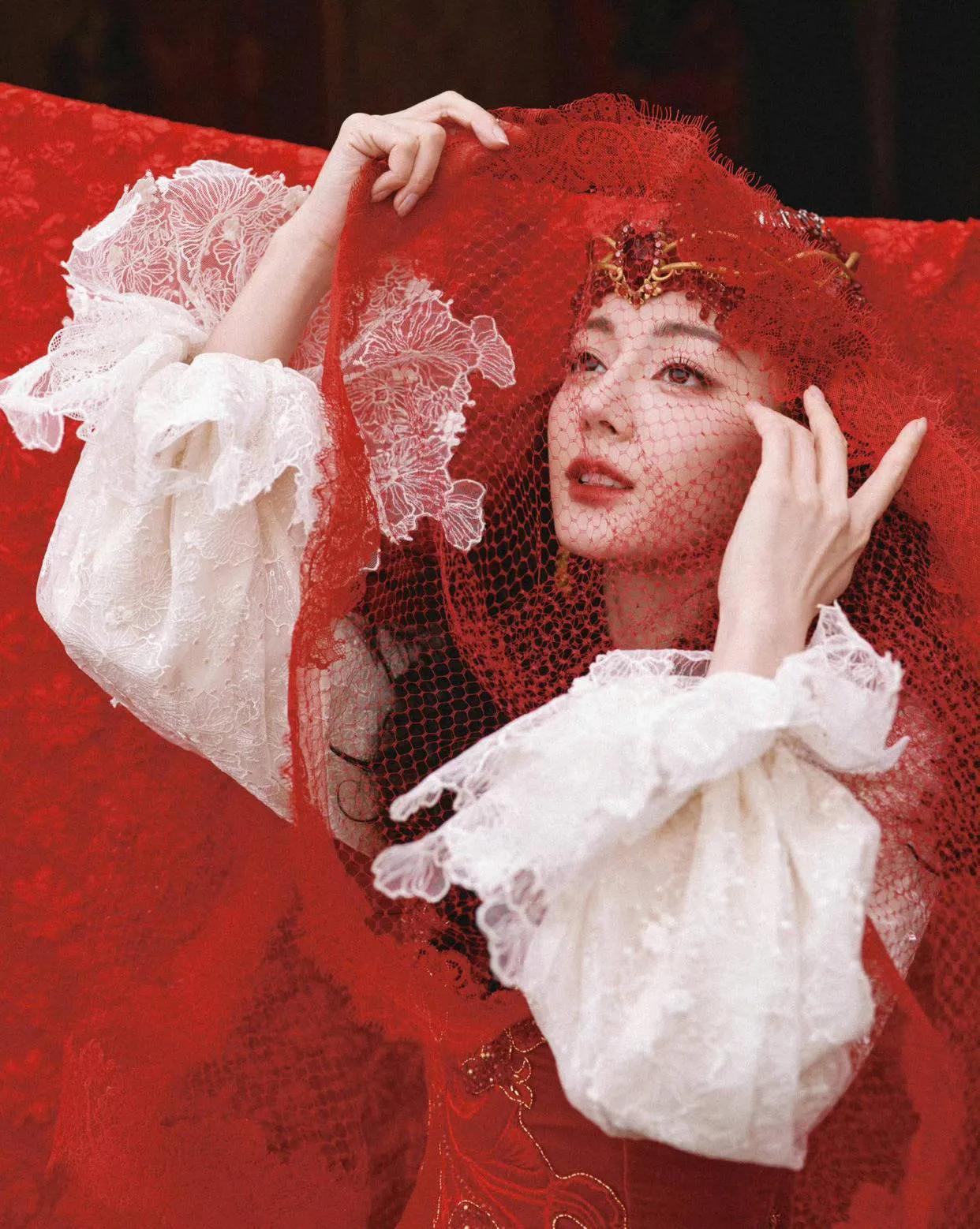 春晚的颜值担当非迪丽热巴莫属，虽然热巴春晚跳舞摔跤了，也没有影响到她的表现。这不