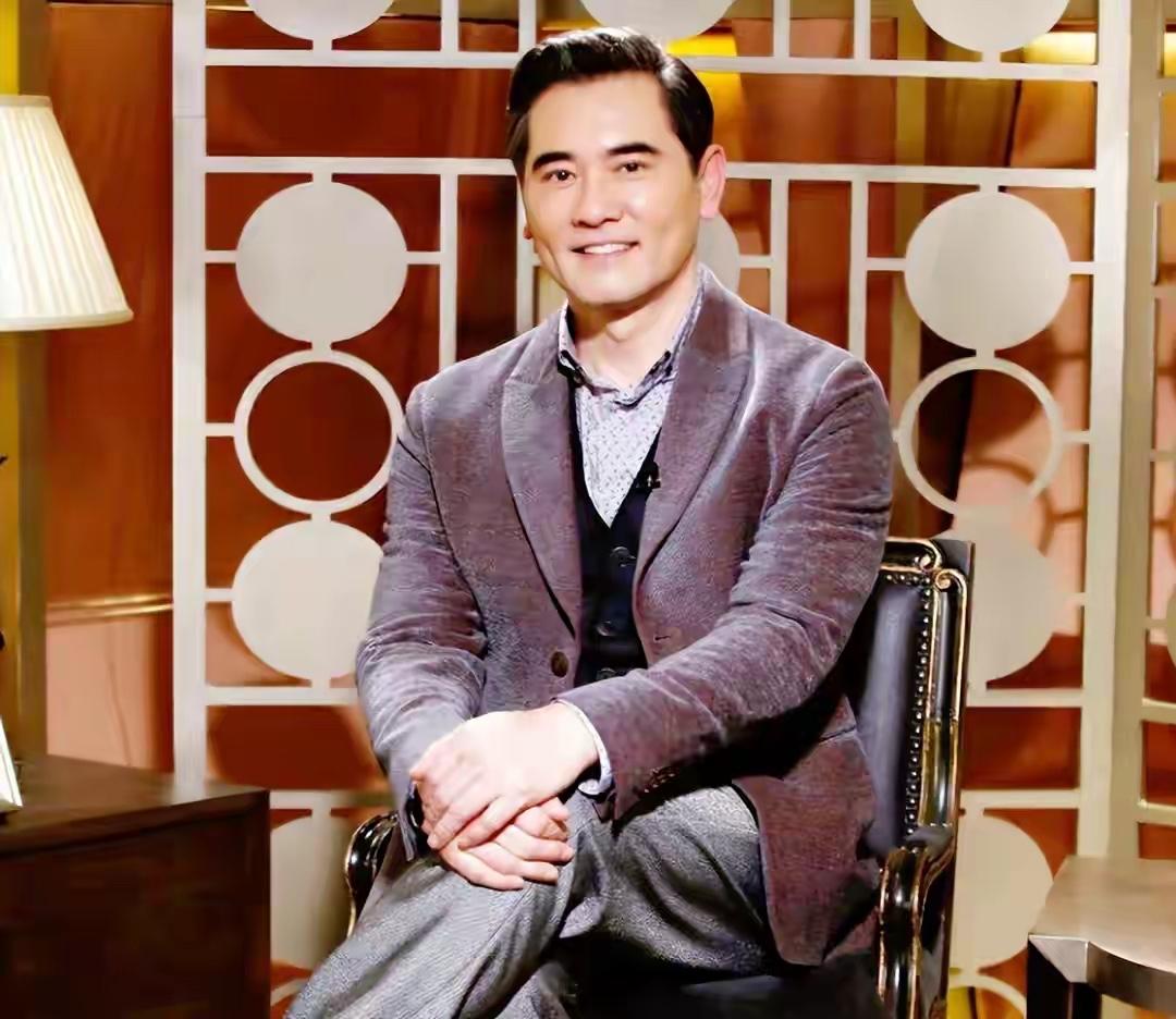 他跟周迅、陈红都合作过，剧里演的都是让人心动的对手戏，剧外却从来没有传出过绯闻。