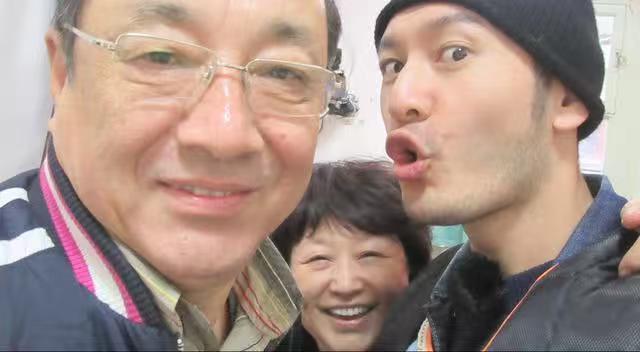 黄晓明父母，真是太给力了！
近日，黄晓明受访时透露，为陪伴9岁儿子小海绵在上海读