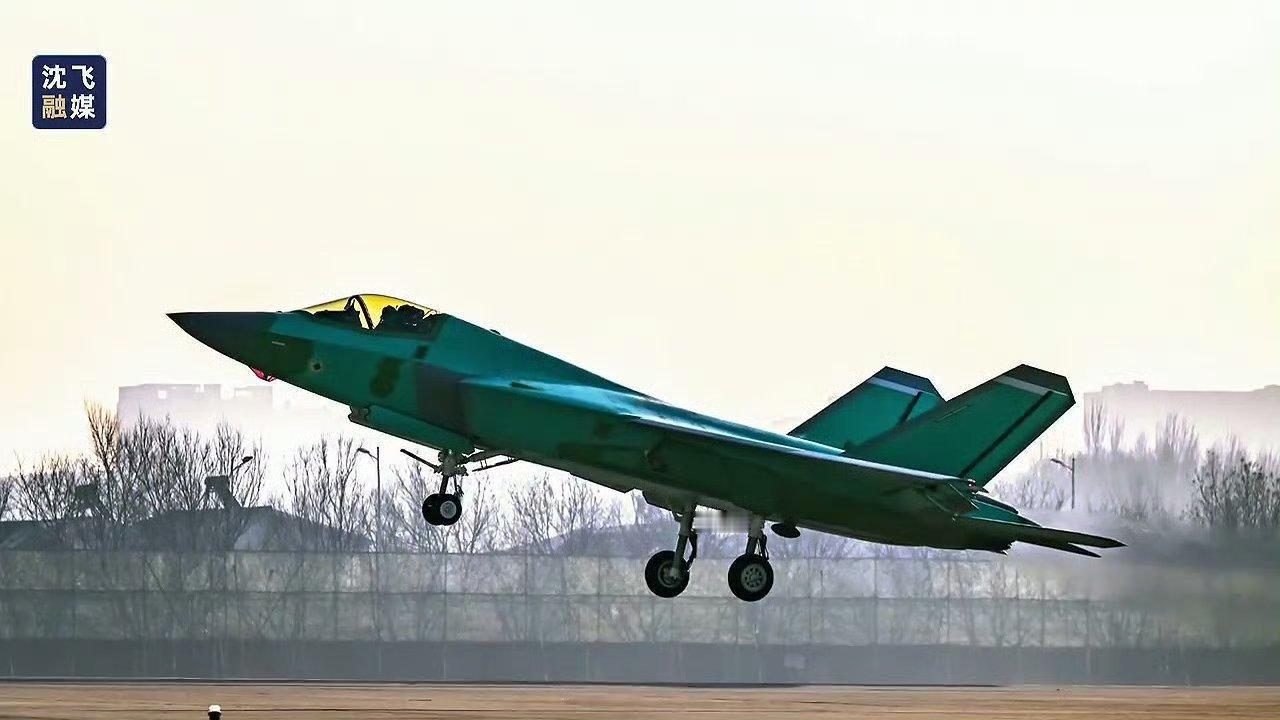 沈飞新年第一飞，歼-35当之无愧成为全球最强双发舰载隐形战斗机。
五代机竞标时代