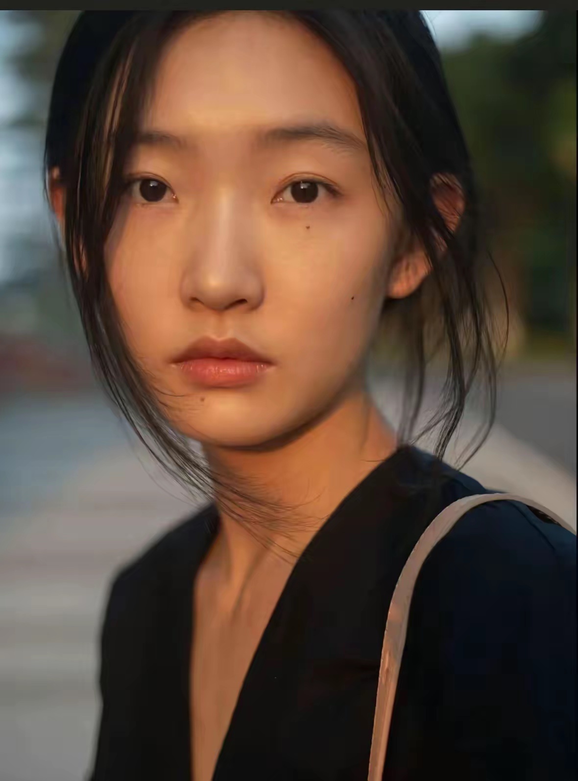 周依然最大的本钱恐怕不是演技，也不是美貌，而是她的敢放下颜值去演，她敢拼敢闯！她