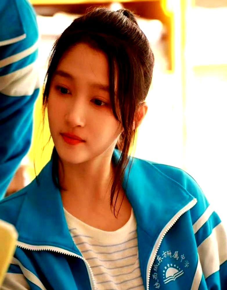 都传他俩分了，可关晓彤凌晨裹着大衣，在球场边吹了2小时冷风等鹿晗。
 
你以为的