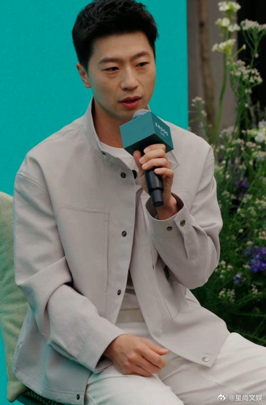 马龙这身造型给到一个夯比马龙先来的是他的帅气活动现场的马龙造型质感拉满！浅灰色立