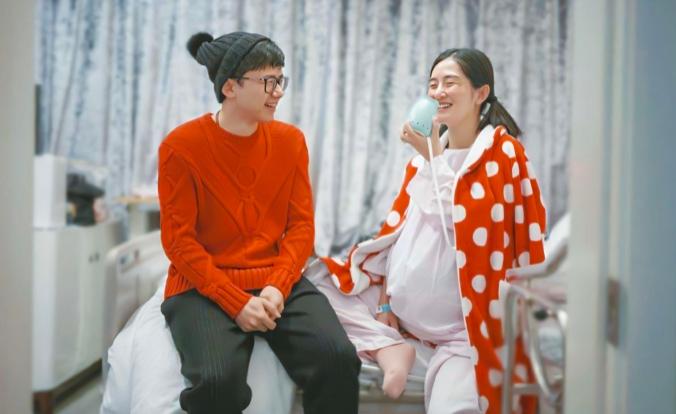 怀孕的谢娜很可爱，张杰也好可爱，那年他们笑得可开心了，毕竟家里就要迎来小生命，喜