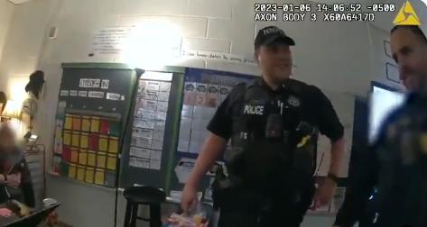 【🚨 🤯 美国一名6岁学生枪击其老师后，执法记录仪视频被公布。】枪击事件发生