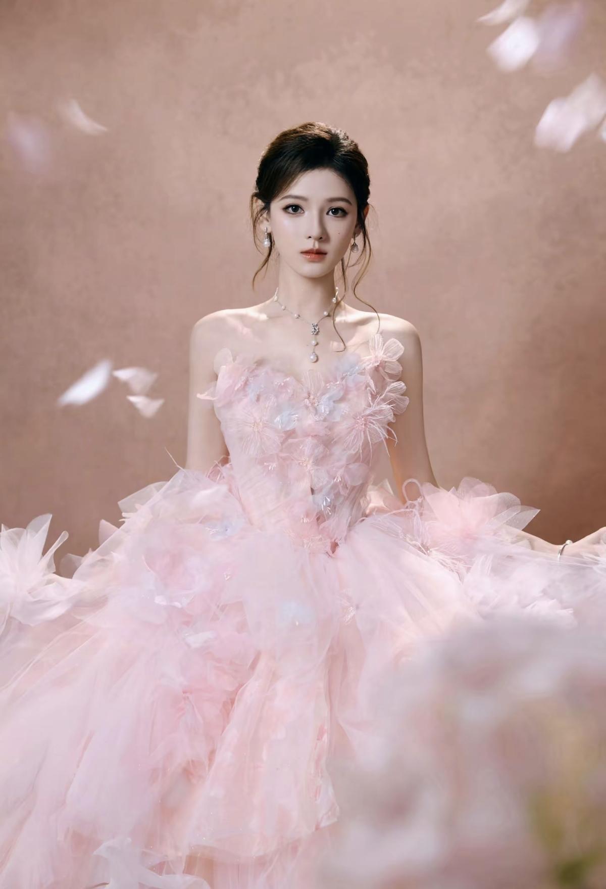 接住张予曦撒下的好运花瓣，丙午马年，颜值与运气双双开挂[兔年大吉] 感谢张予曦的