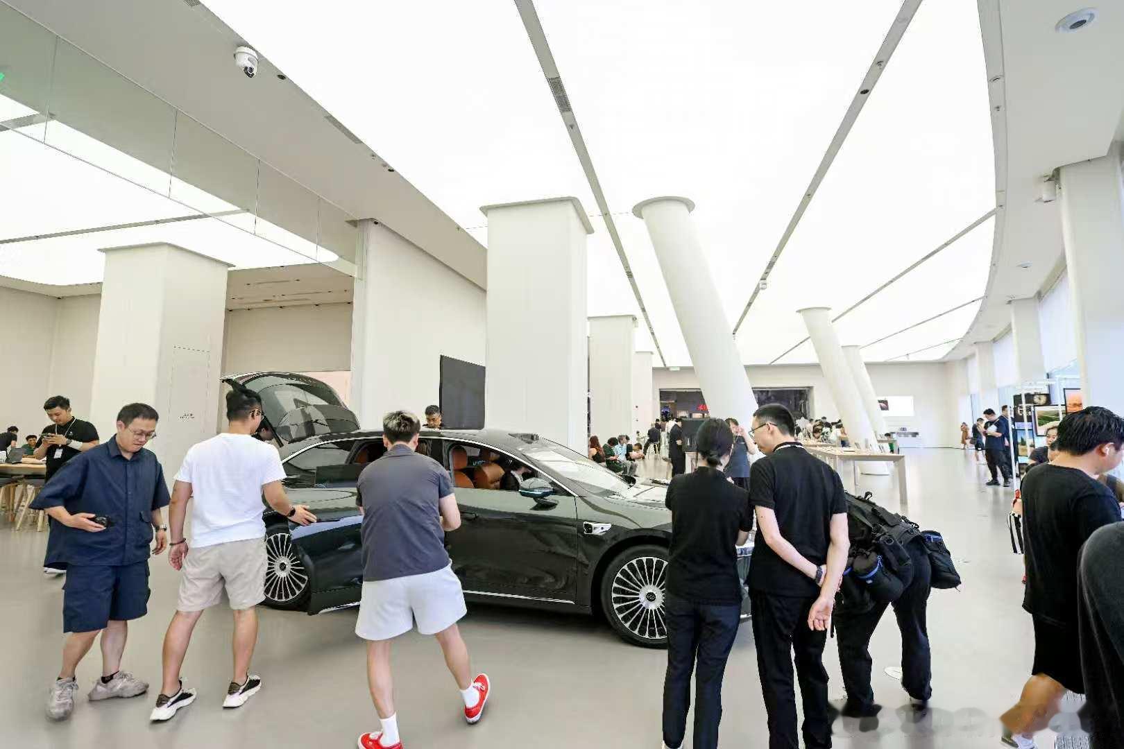 享界S9T展车现已进店 展车提前进店确实给了用户看车体验的时间，正好赶上周末S9