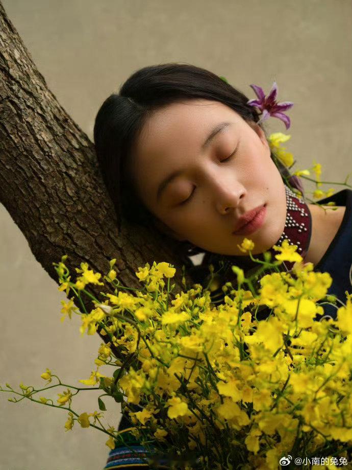 李梦差点摔倒李梦红裙大波浪好美就算差点摔倒也依旧稳住状态，红裙大波浪的造型明艳动