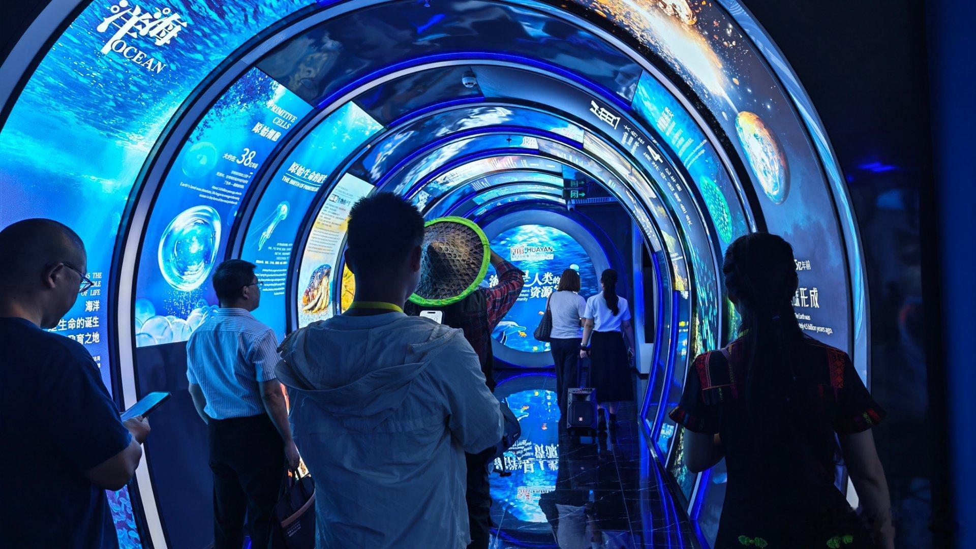 网络名人海南行第三站实地走进华研胶原科技展厅参观后，对品牌背后的产业根基有了更清