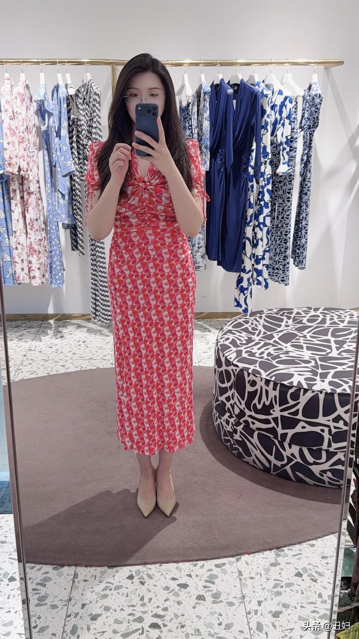 让人心动的女孩子,你喜欢哪一款?夏日穿搭指南：红白相间连衣裙，清新又时尚！