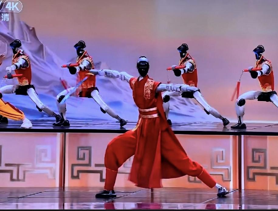 看了今年春晚再次登台的宇树机器人
网友有一句评价说得很对
说去年怕的是它散架，今