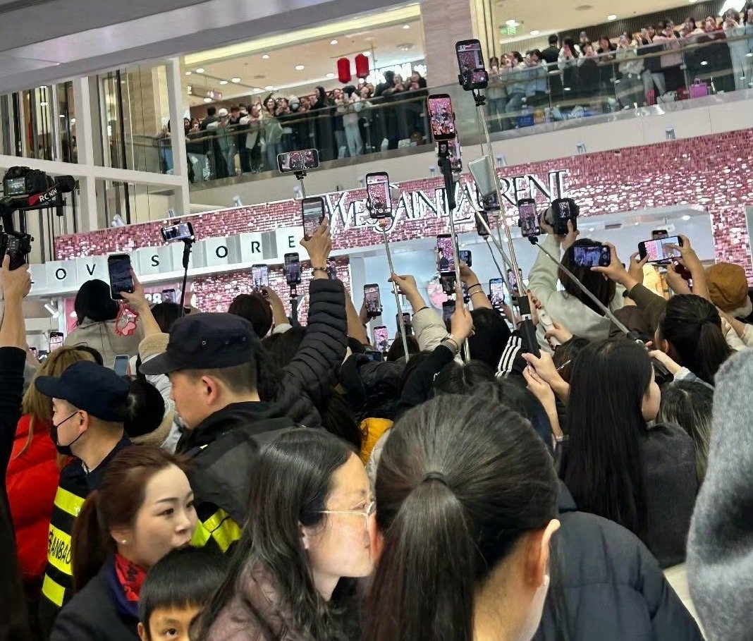 何与今日品牌活动路透YSL适配度好高线下这人头，今年妥妥有效播剧 