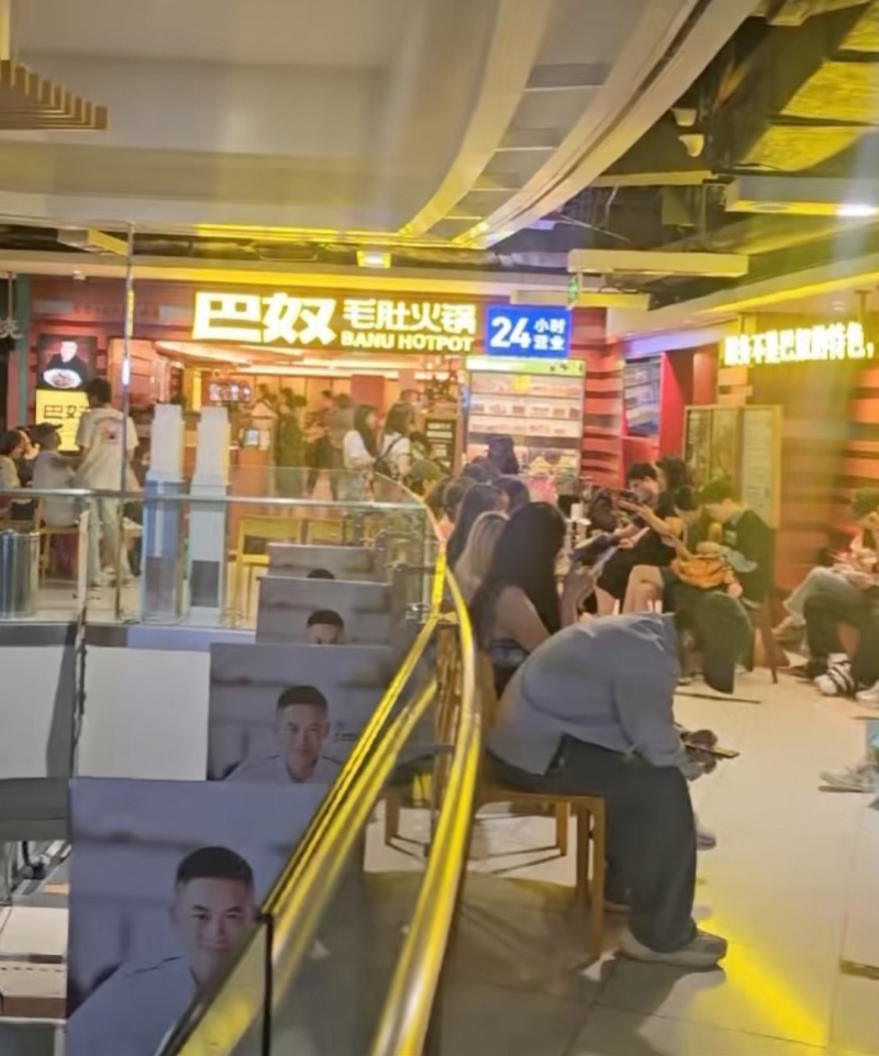 【#巴奴火锅再回应北京门店排队至凌晨4时#：正分批联系顾客补偿】近日，巴奴毛肚火