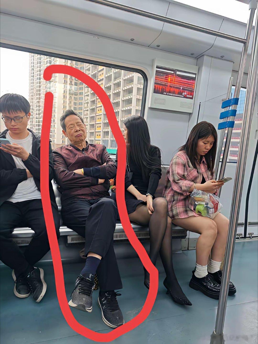大爷坐不住了，选择了战术性睡觉了，如果是你会怎么办呢[嘻嘻][嘻嘻][嘻嘻] ​