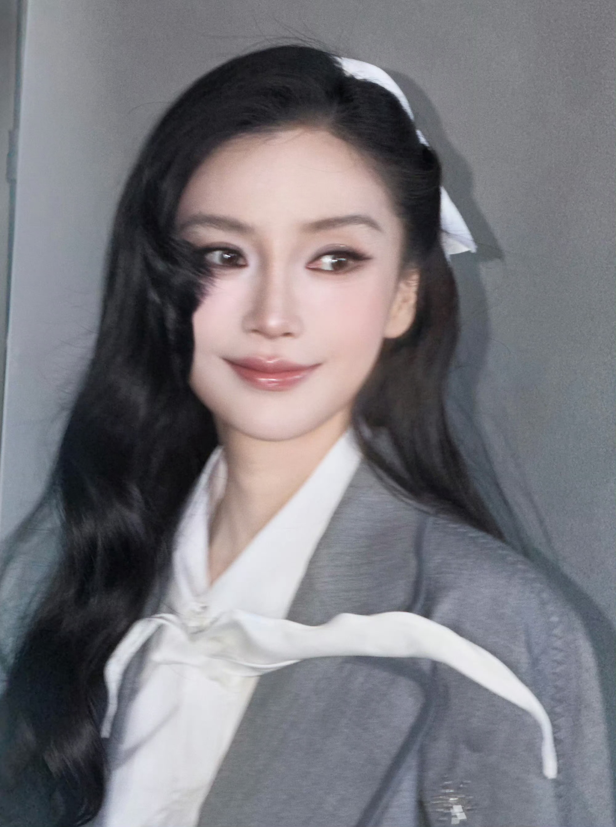 Angelababy今天参加好友活动造型，混血感妆很漂亮啊！！