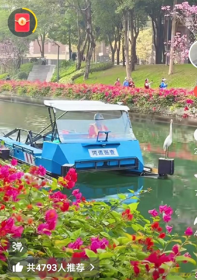 什么是和谐社会？这就是和谐社会！
在两岸繁花似锦的河道上，一位身着工装的环卫工人