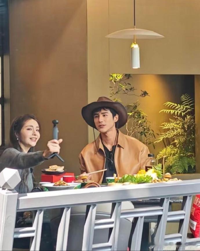 姜潮和麦迪娜私下也很恩爱。当然这是有钱有闲为基础，剩下都是为了生活，爱不爱的，没