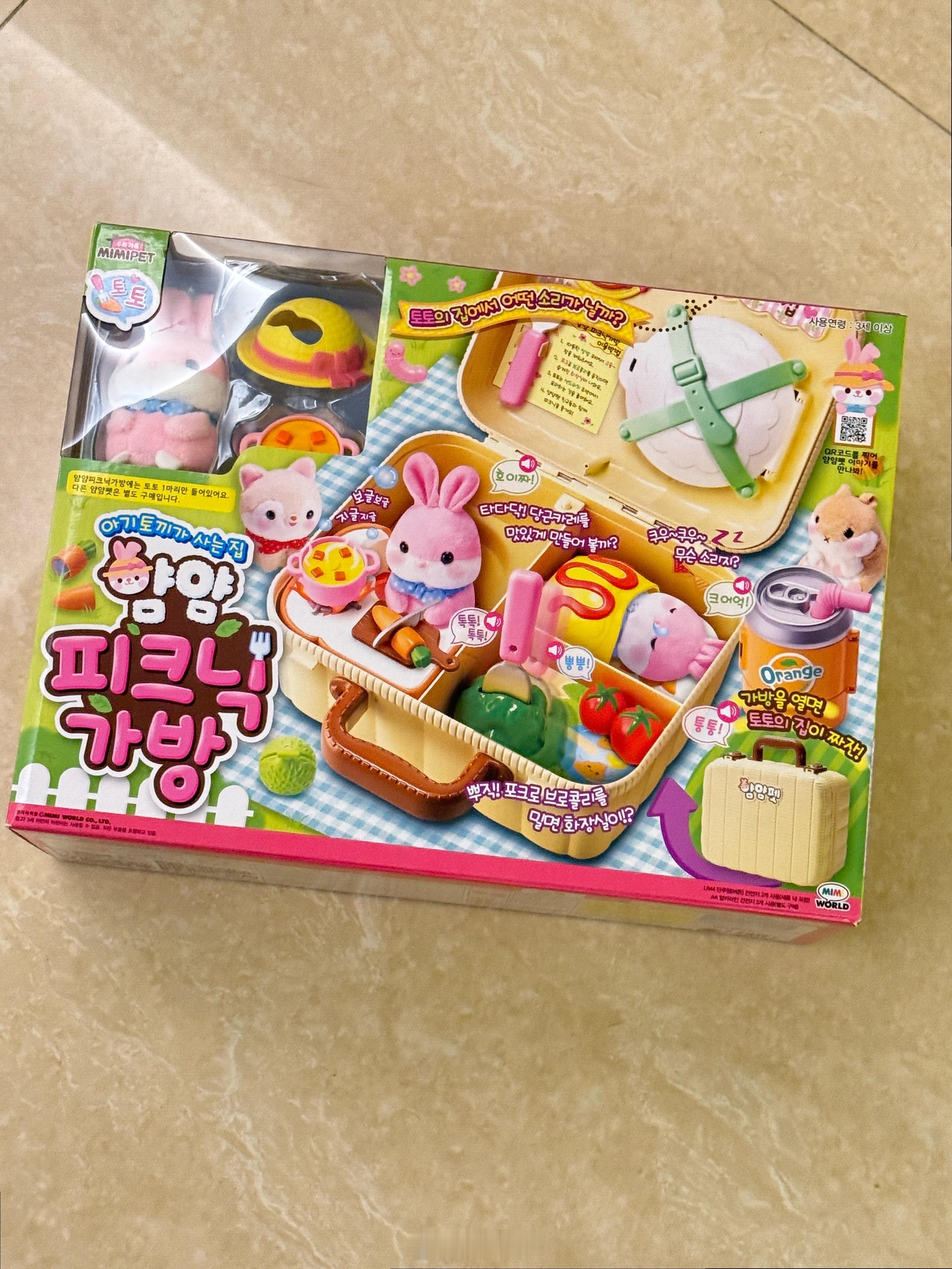 小洁从金门回来给球带的礼物，藏在角落打算吃完饭再给球球玩，没想到眼尖的球翻了出来