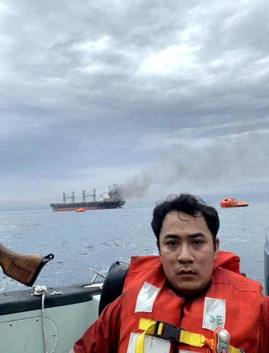 泰国货船昨天在霍尔木兹海峡遭袭，泰国媒体发布了船员获救后拍到的画面 ​​​