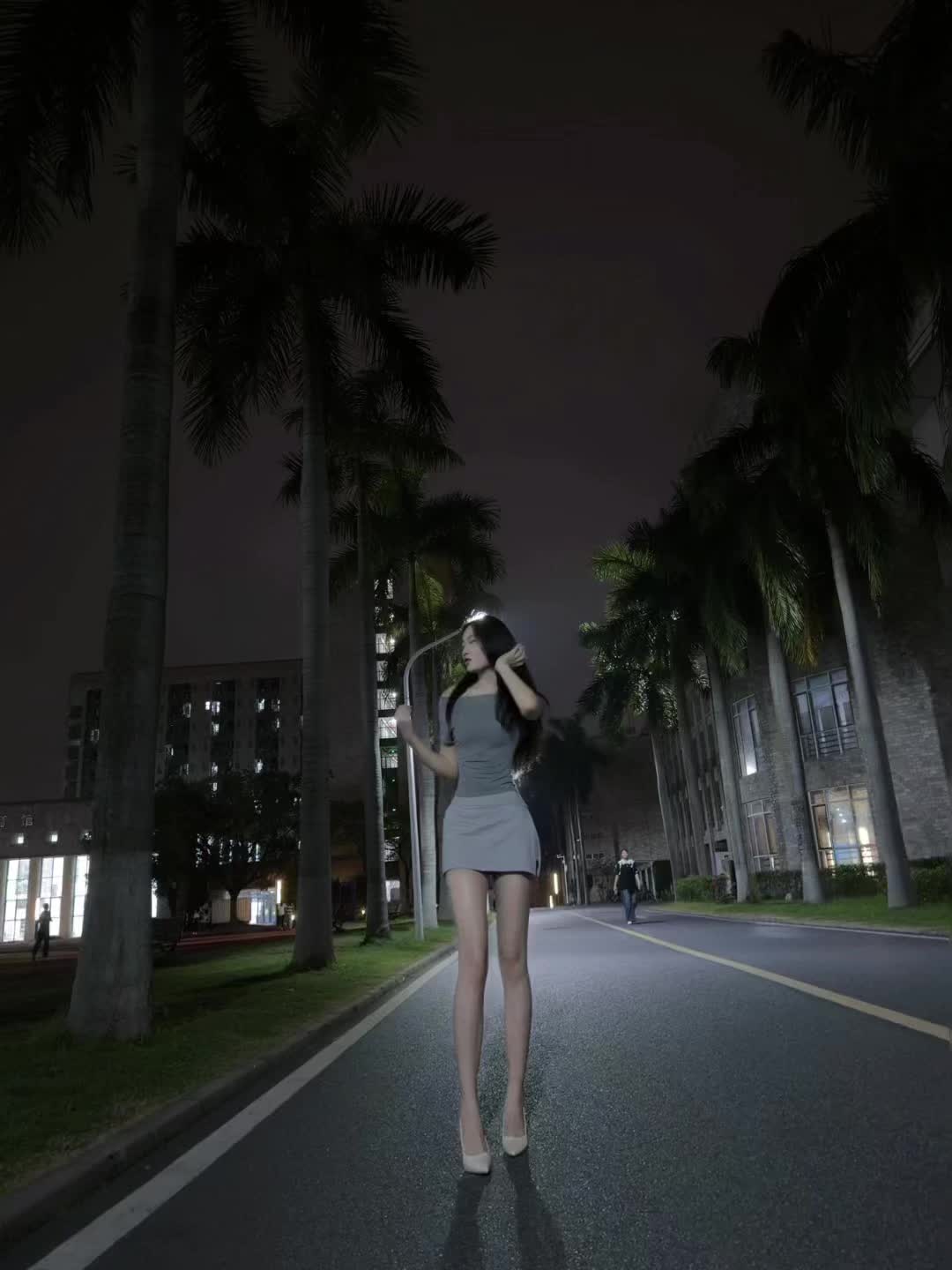 抛开身材来说 算了 根本抛不开