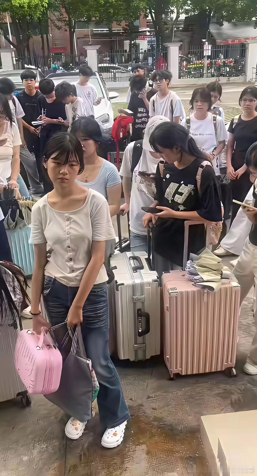 为什么她们眼里总是一副心事重重的样子似乎少了年轻人的精气神！年轻人，应该有青春的