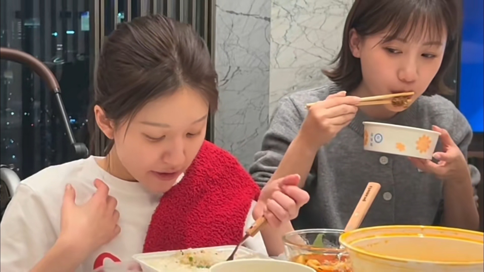 看见露思手指都不是很灵活，得用小孩子那样抓握式的方式握勺吃饭，吞咽也比较困难，真