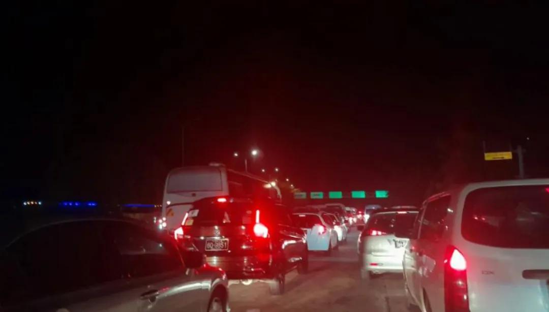 堵爆了！缅甸仰光“零英里”检查站大排长龙，有人苦等数小时