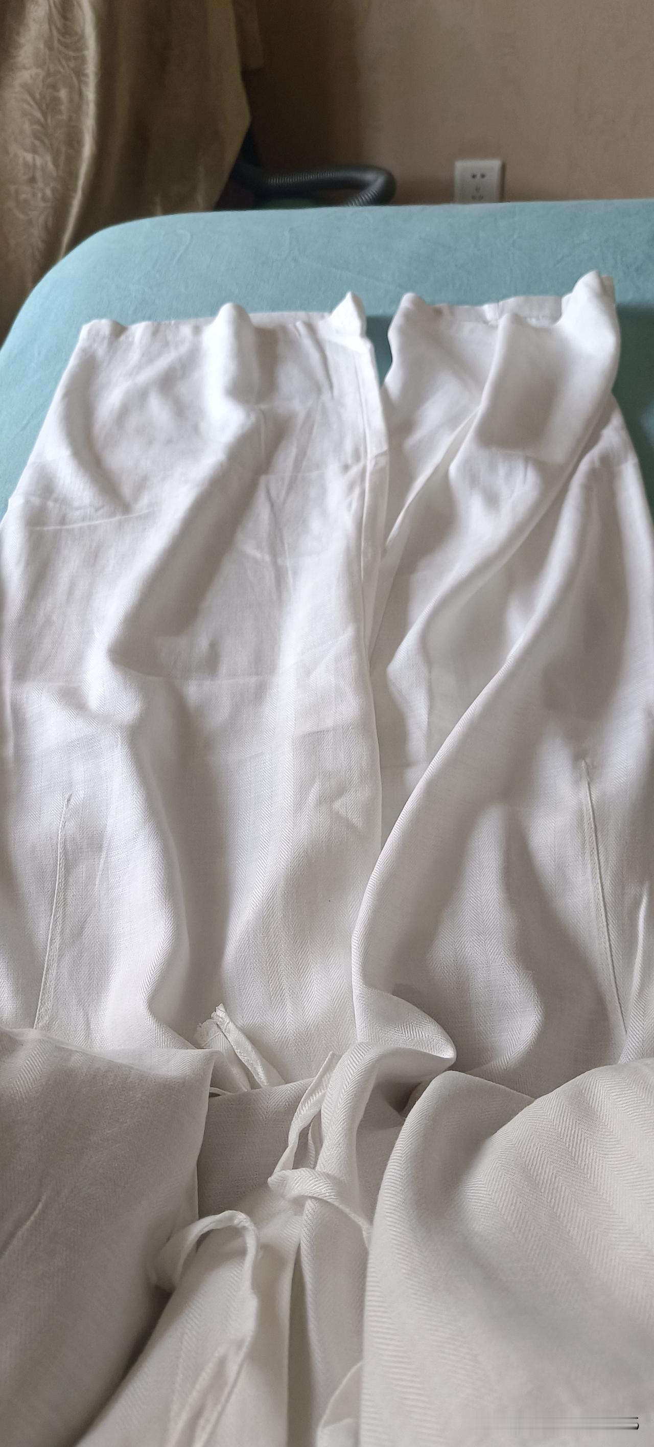 又入手了一条纯白色的裤子，天丝和亚麻混纺的。
都说逸阳的裤子品牌好，今天果断入手