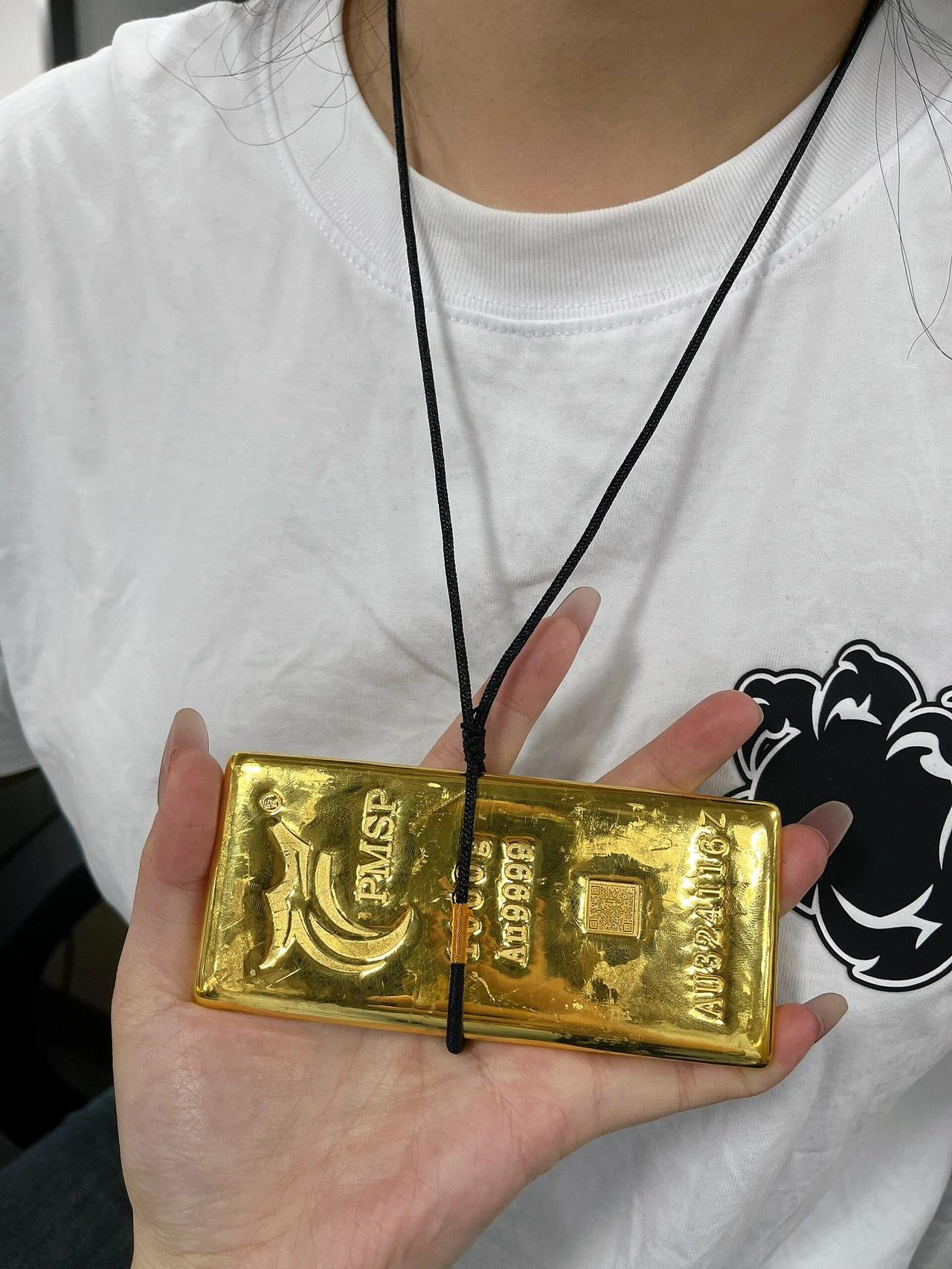 奉劝大家，
不要卖黄金！不要卖黄金！
你别看现在天天涨，大家都以为

总有一天会