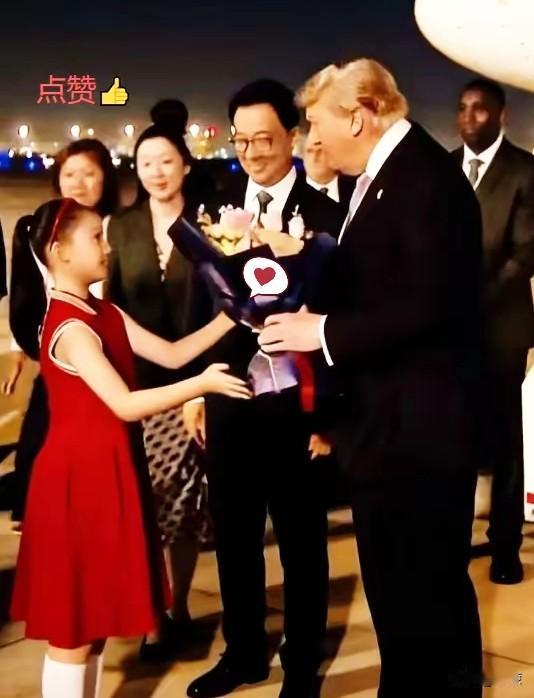 那张穿红裙子的照片，我对着看了好一会儿。
 
不是因为有多惊艳，反倒正是因为她太