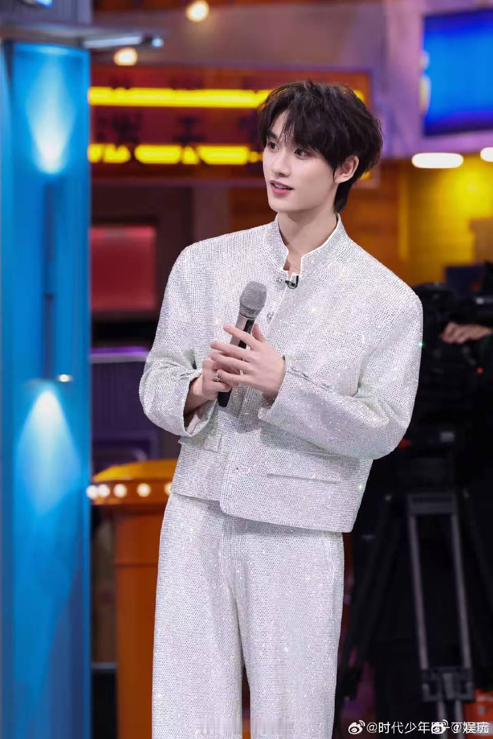 丁程鑫嘴比脑子快你好星期六 小丁本想靠动作通关，结果嘴先一步输出，慢半拍补救更显