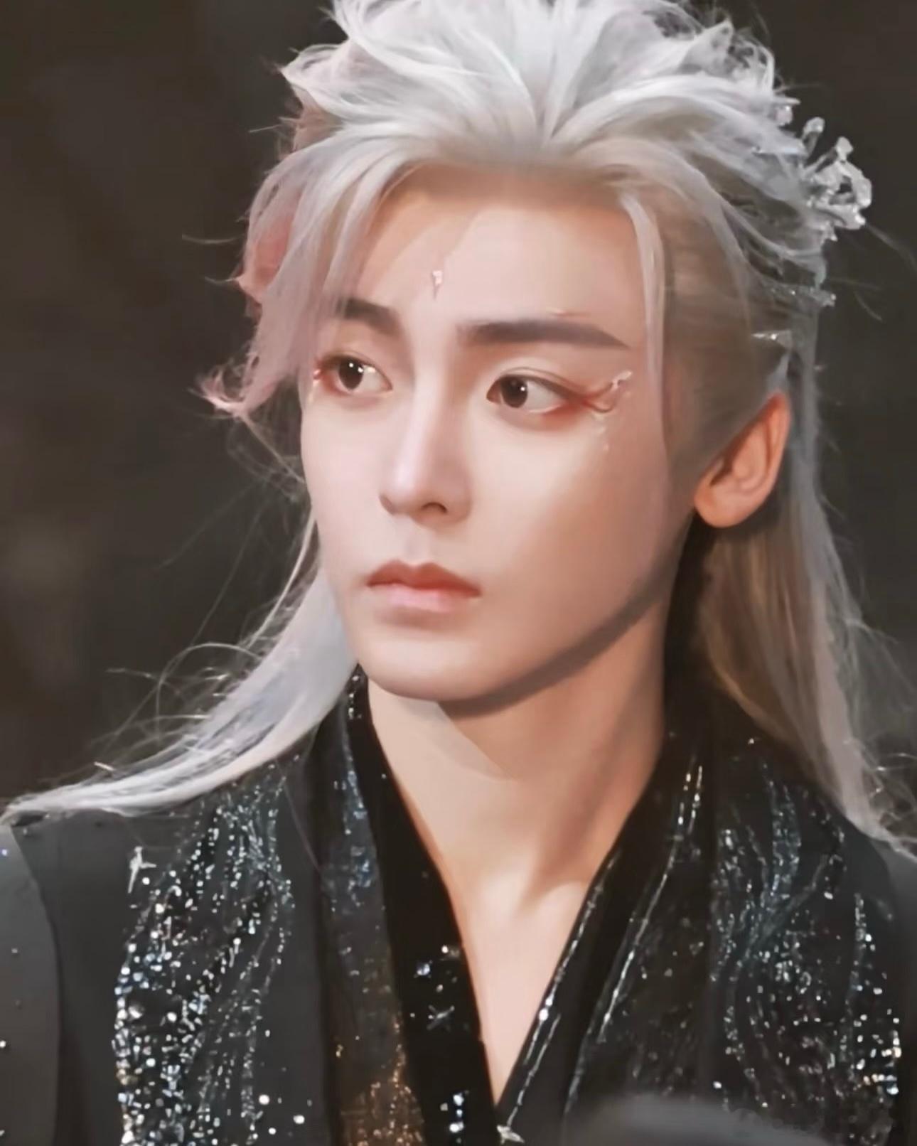 因为一个包子就感动的纪伯宰 懂的都懂！他幼时在奴营连冷糠都抢不到，后来在合虚六境