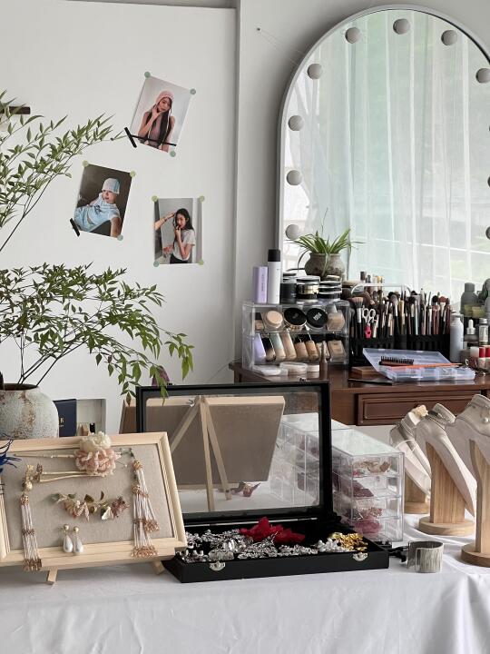 在小县城开了一家自己喜欢的化妆工作室